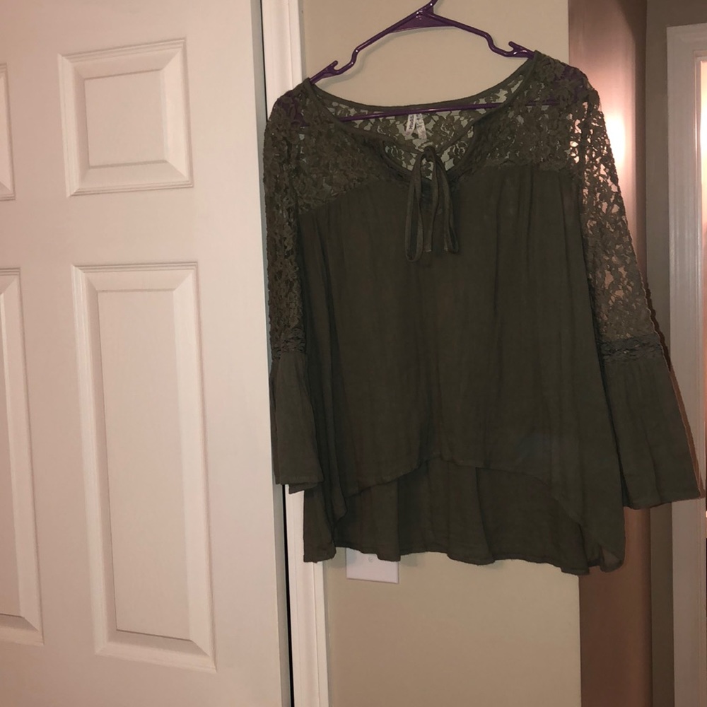 Cute olive green top